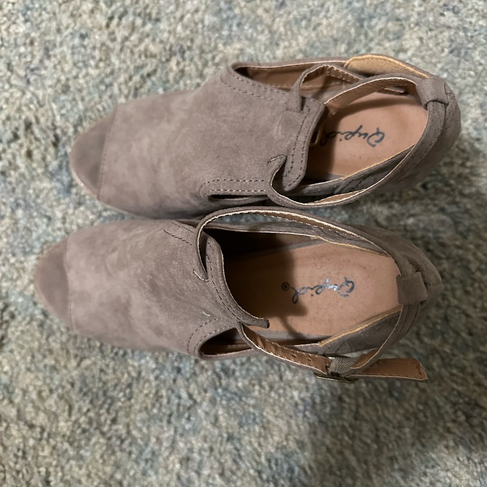 Size 6 sudé shoes.
